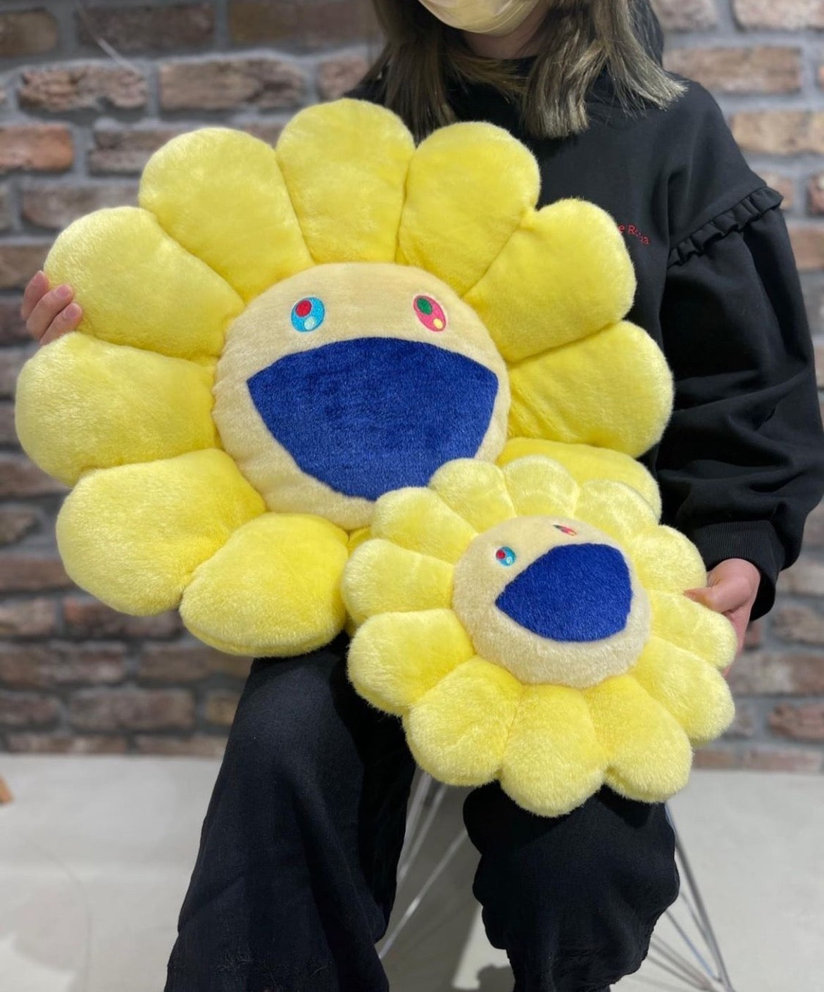 村上隆Takashi Murakami 太阳花抱枕 直径60cm  黄色蓝嘴
